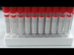 Krankenhaus Medizinische Blutentnahme mit rotem Oberteil